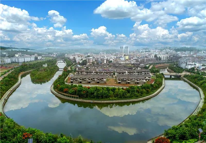 背上行囊，逃離喧囂  循遠(yuǎn)古印跡，隨非遺傳人  開(kāi)啟“見(jiàn)人見(jiàn)物見(jiàn)生活”的非遺旅程吧！