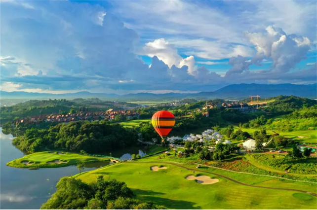 西雙版納州文化和旅游局就《西雙版納熱線》 旅游產(chǎn)業(yè)發(fā)展問題與聽眾交流，切入到實(shí)際中去。